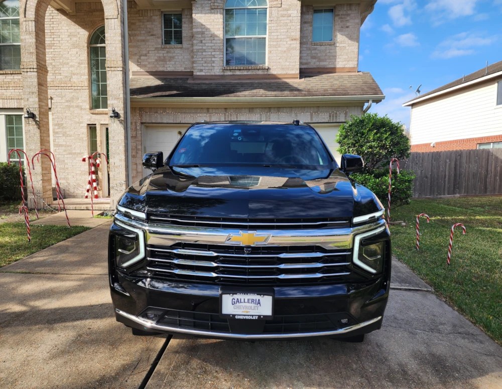 A black limousine seen from the front, and the front license plate says Chevrolet Valeria.