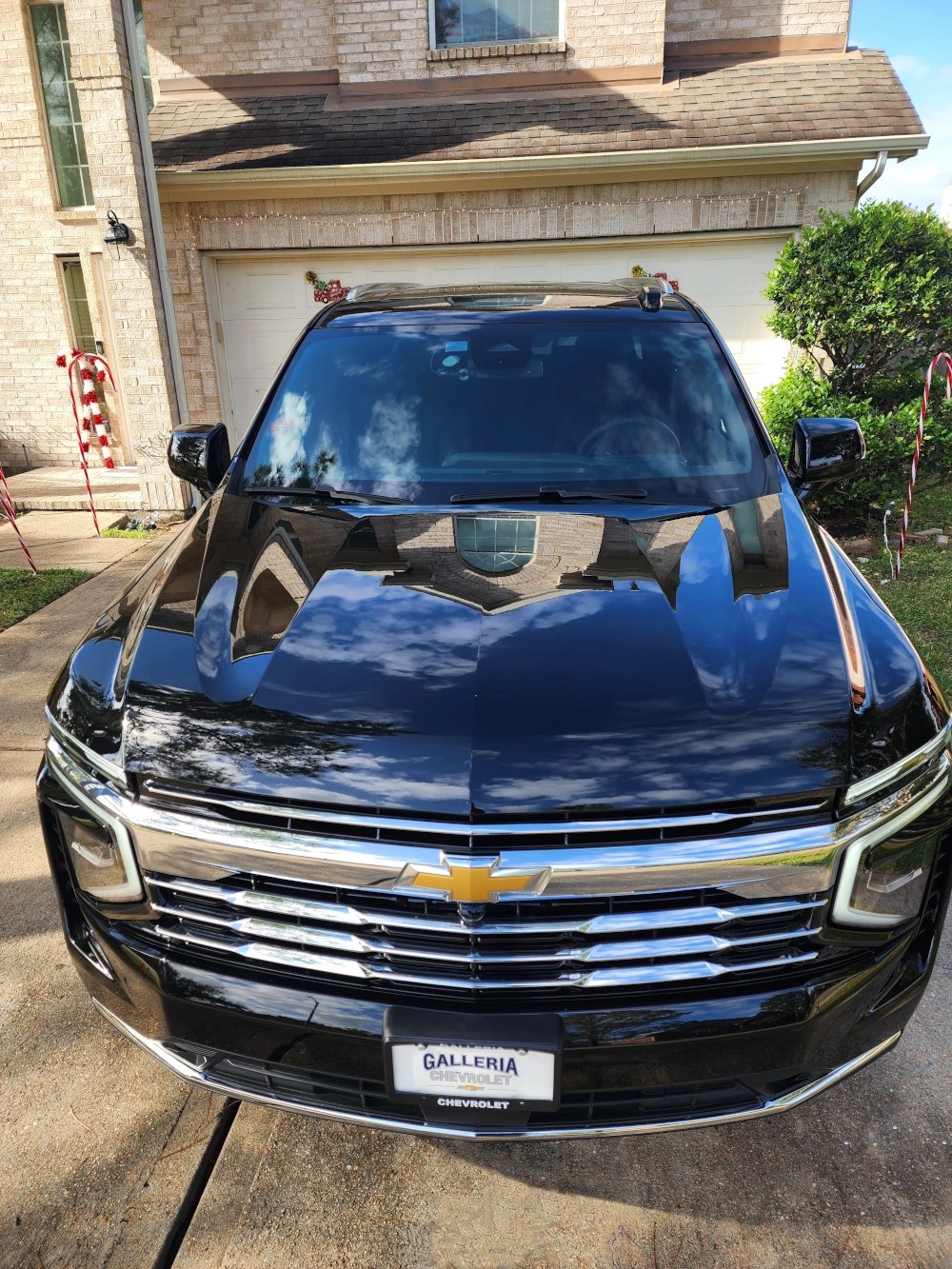 A black limousine seen from the front, and the front license plate says Chevrolet Valeria.